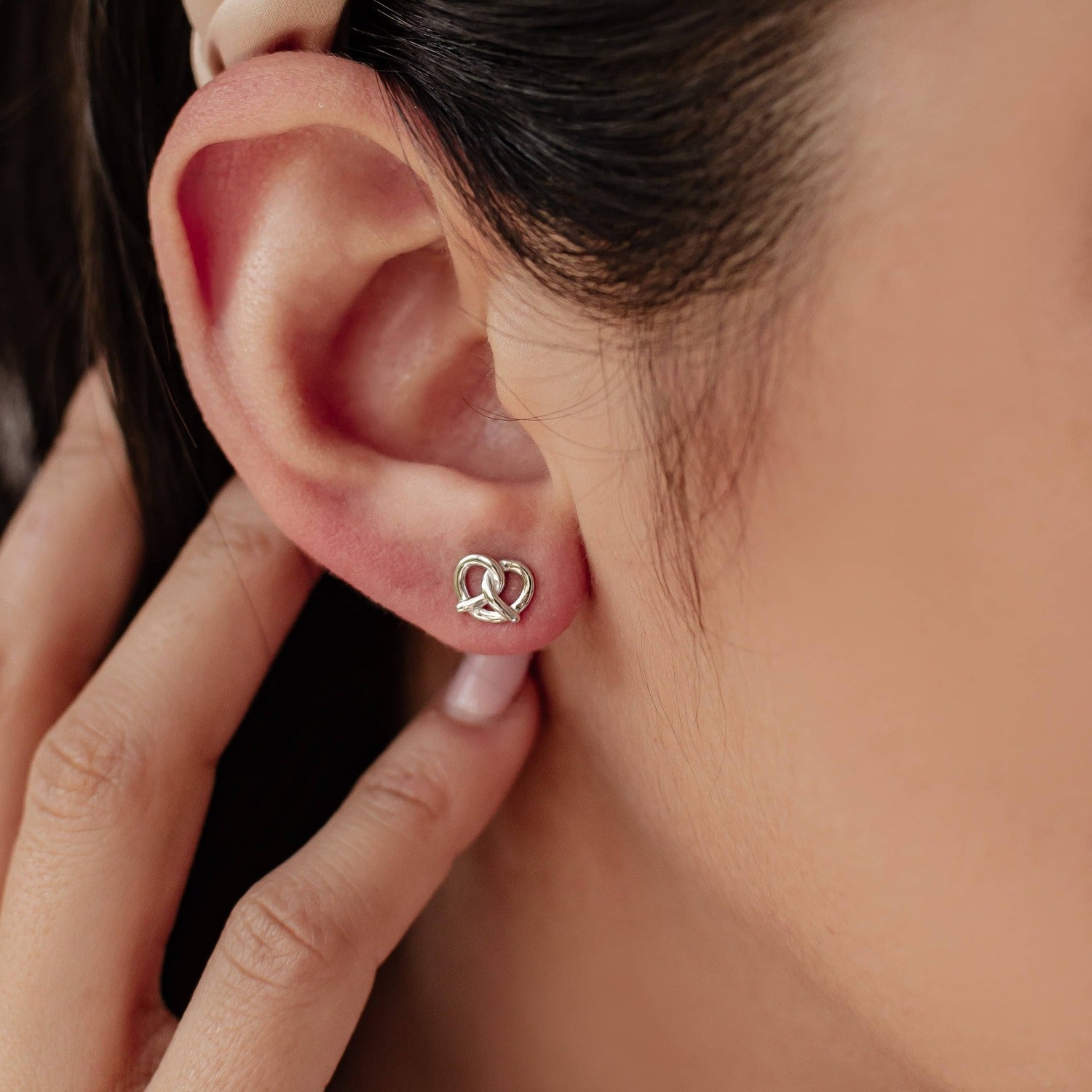 Pendiente de Botón Pretzel Plata de Ley 925